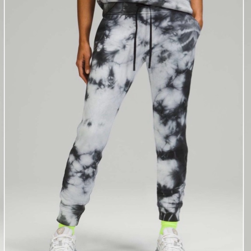 Lululemon Warm Down Jogger *Earth Dye
Earth Dye Stone |‎ Size 8